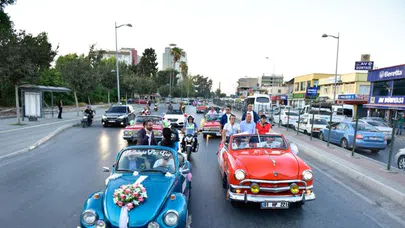 Adana'da sevgi korteji halkla buluştu