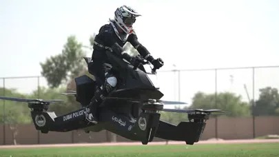 Otobanlar dar geldi; Dubai polisi uçan motosiklete binecek