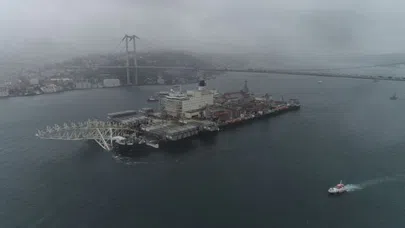 Dünya'nın en büyük gemisi İstanbul Boğazı'ndan geçti