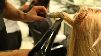 Müşterisinin saçını yakan kuaföre para cezası verildi