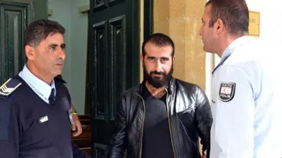 Facebook'ta engellenince kapısına bıçakla dayandı