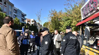 Yıkıma gelen belediye ekiplerini İstiklal Marşı'yla durdurdular