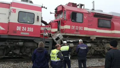 Sivas'ta yük treni ile yolcu treni çarpıştı