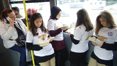 Kitaplarını alan lise öğrencileri metrobüse koştu