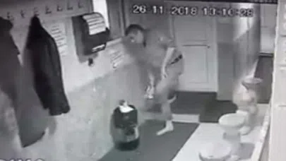 Cami hırsızı eski ayakkabısını getiriyor yenisini götürüyor