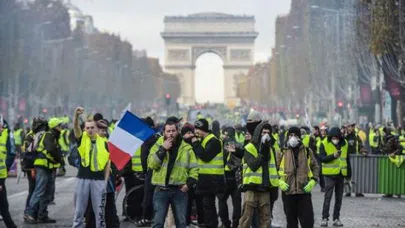 Sarı Yelekliler yeniden Paris meydanlarında