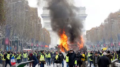Paris'de olaylı cumartesi; caddelerde şiddet kol geziyor