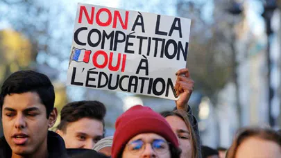 Macron'a öfke dinmiyor;Paris'te yüzlerce liseli'ye gözaltı