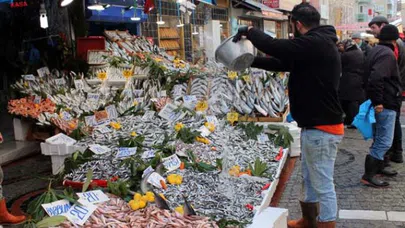 Balıkçı tezgahlarında hamsi bolluğu
