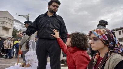 Eksi 2 derecede kadına yönelik şiddete tiyatro