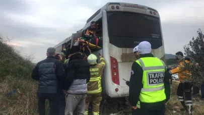 Üniversite öğrencilerini taşıyan servis kaza yaptı