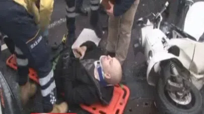 Yoğun yağışta kayan motosiklet duran araca çarptı