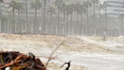 Doğu Akdeniz'de fırtına ve şiddetli yağış hayatı felç etti