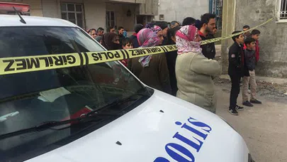 Çocuğunun gözü önünde eşini bıçaklayarak öldürdü