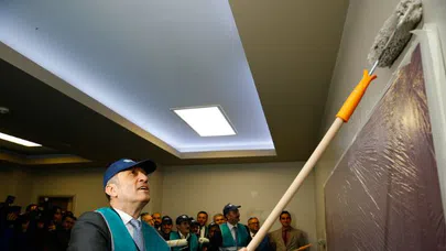 Adalet ve Milli Eğitim Bakanı sınıf boyadı