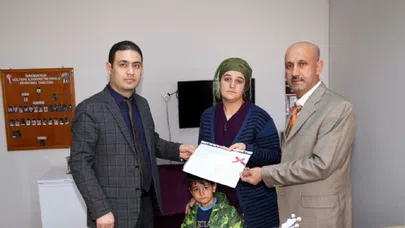 Mertcan'ın karnesini annesi ve kardeşi aldı