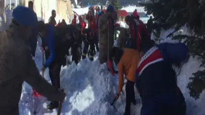 Uludağ'da 6 kişi kar altında kaldı