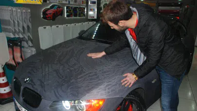 Aracının üzerini kadifeyle kapladı