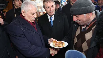 Binali Yıldırım martılara simit attı
