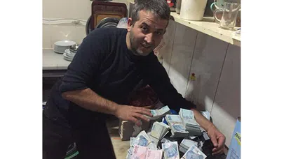 Aldığı gıda kolisinden 300 bin TL çıktı