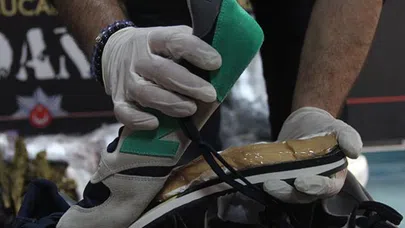 Ayakkabı tabanında saklı 1 kilo kokain ele geçirildi