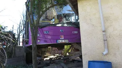 Halk otobüsü gecekonduya çarptı