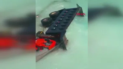 Kamyon denize uçtu, sürücü son anda kurtarıldı