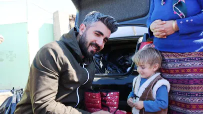 Fotoğraf çekerek bugüne kadar ihtiyaç sahibi 20 bin çocuğa bot giydirdi