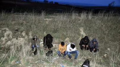 İnsan taciri polisten kaçarken göçmenleri yol kenarına bıraktı