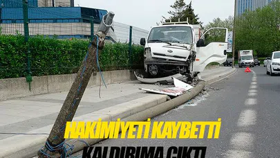 Direksiyon hakimiyetini kaybeden kamyonet sürücüsü aydınlatma direğini yola devirdi