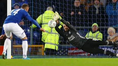 Cenk Tosun kaçırdı Everton elendi