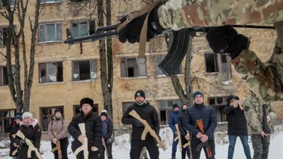 Topyekun Savaş, Halka Silah Dağıtılıyor