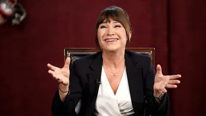 Demet Akbağ Sahnelere Dönüyor