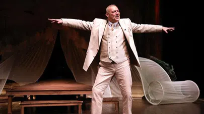 Levent Üzümcü'nün Şehir Tiyatrolarına Dönüşü Muhteşem Oldu