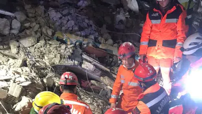 185 Saat Sonra Sağ Çıkarıldı