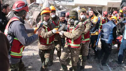 Depremden 13 Gün Sonra Canlı Çıkarıldılar