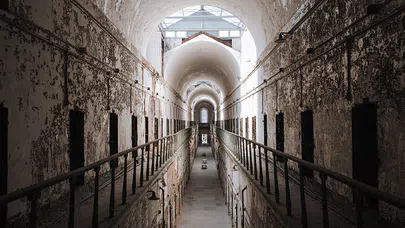 Dünyanın En Kötü Hapishaneleri, Koşulları ve İçerikleri