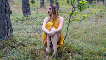 Nepal Dağlarında Tek Başına Yürüyen Kadın