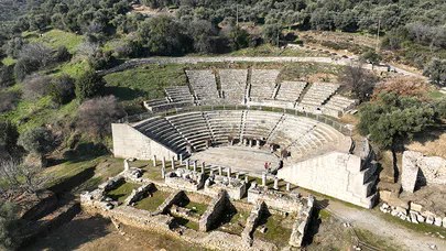 Tragedya ve Komedi, Antik Yunan Tiyatrosunun Kökenleri