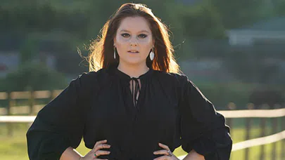 Elçin Afacan, "Zamanın Kapıları" dizisindeki kötü karakter rolüyden keyif aldığını  söyledi.