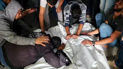 Katil İsrail Refah'a Yine Bomba Yağdırdı