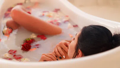 Esansiyel Yağlarla Zenginleştirilmiş Aromatik Banyo Deneyimi