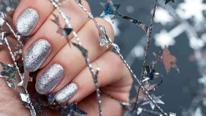 Pratik ve Hızlı, 1 Dakikada Simli Oje Yapımı