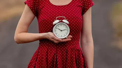 Zaman Yolculuğunun Teorik Temelleri ve Zorlukları