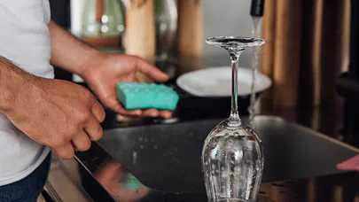 Doğal Malzemelerle Camları Parlatmanın 5 Kolay Yolu