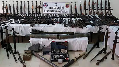 Teröre Büyük Darbe,Yüzlerce Kilogram Patlayıcı Ele Geçirildi