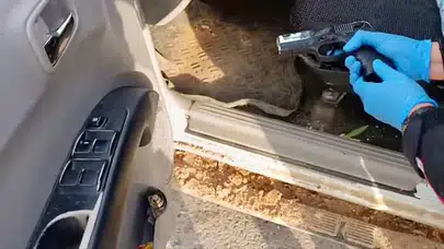 Mersin’de araçtan kalem görünümlü tabanca çıktı