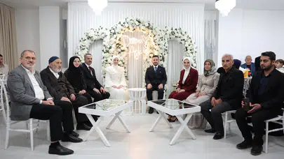 Aile Bakanı Göktaş, genç çiftin nişan törenine sürpriz yaptı