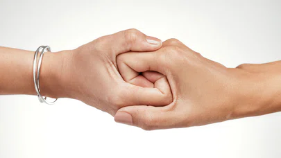 Dokunmanın gücü yakın ilişkilerde temasın derin etkisi