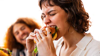 Hızlı yemek yeme alışkanlığı, sağlığını olumsuz etkileyebilir
